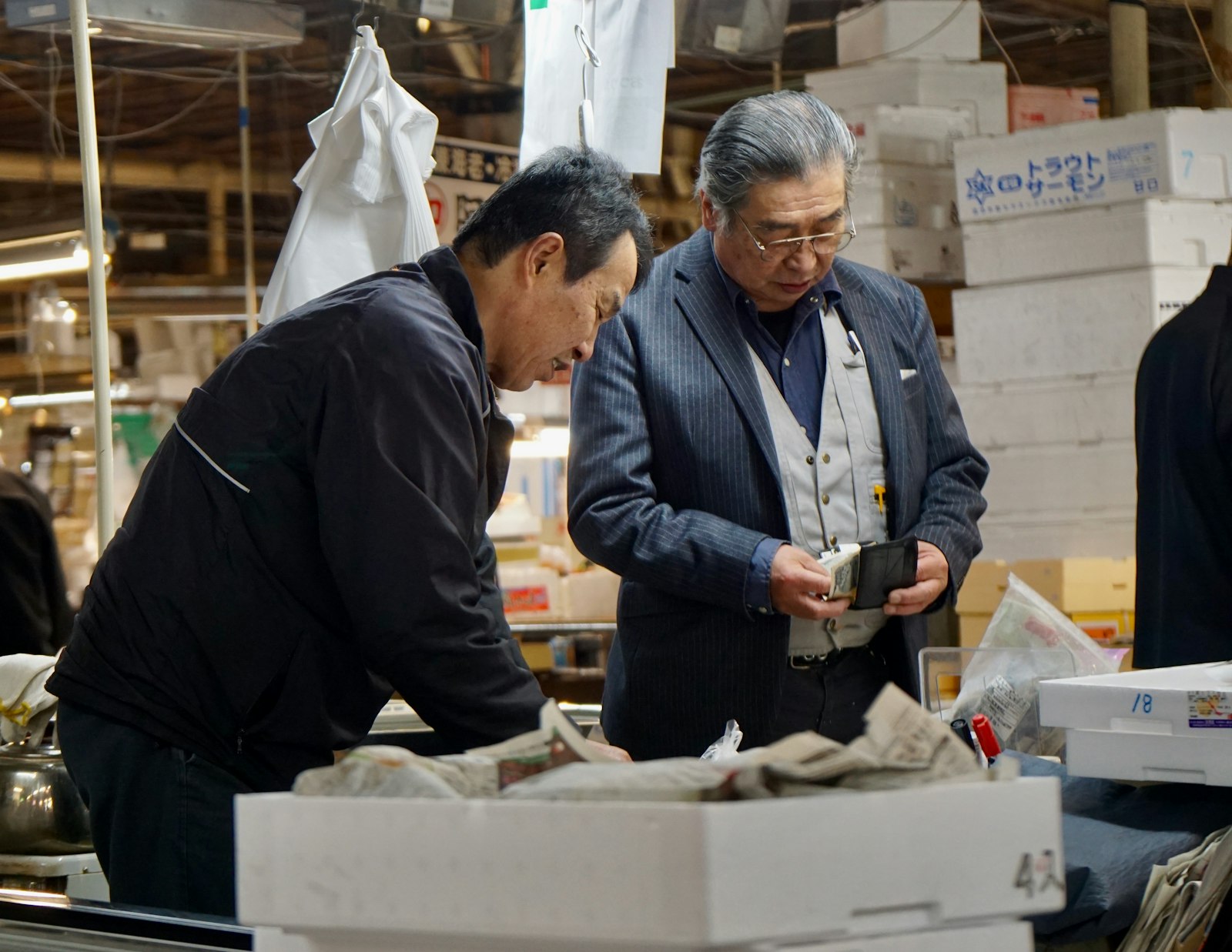 市場で商品を確認する卸売業の担当者